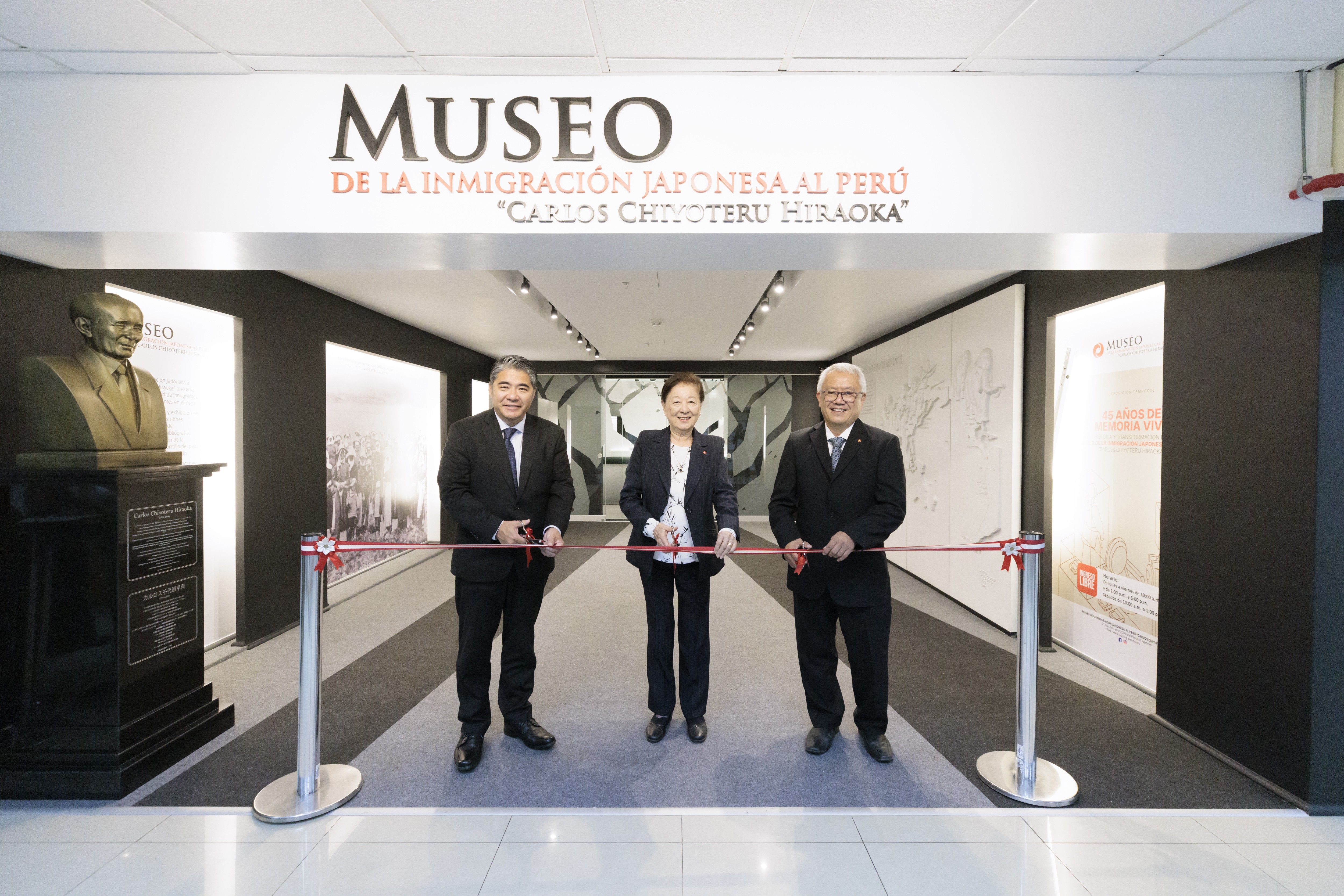 Rosa Nakamatsu, presidenta de la AP; Motohiro Hoshino, c&oacute;nsul del Jap&oacute;n; y Daniel Uehara, director del Museo, en la inauguraci&oacute;n de la repartura,